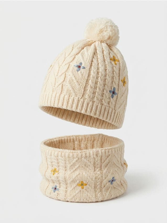 Sinsay - Set cu model tricotat decorativ: căciulă cu pompon și fular tubular cu broderie florală - crem