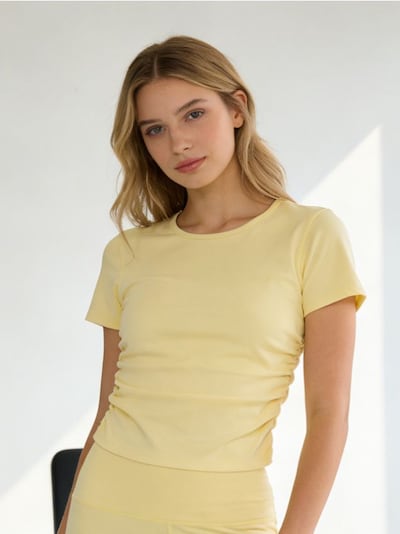 Figurbetonte Bluse mit seitlicher Raffung