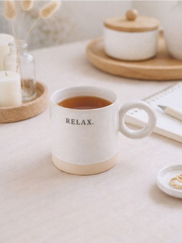 Sinsay - Cană cu toartă rotundă și inscripție - crem