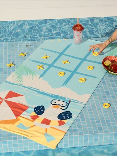 Plažna brisača in igra križci in krožci