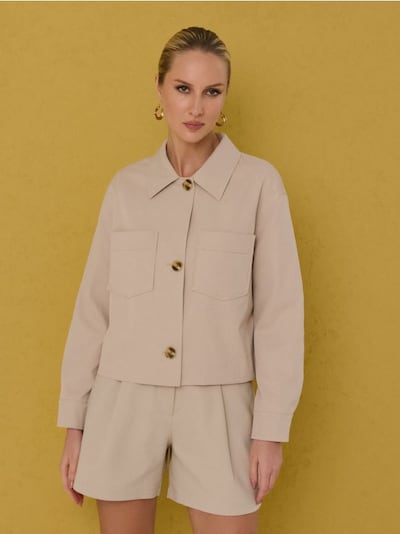 Kurze Hemdjacke mit Taschen