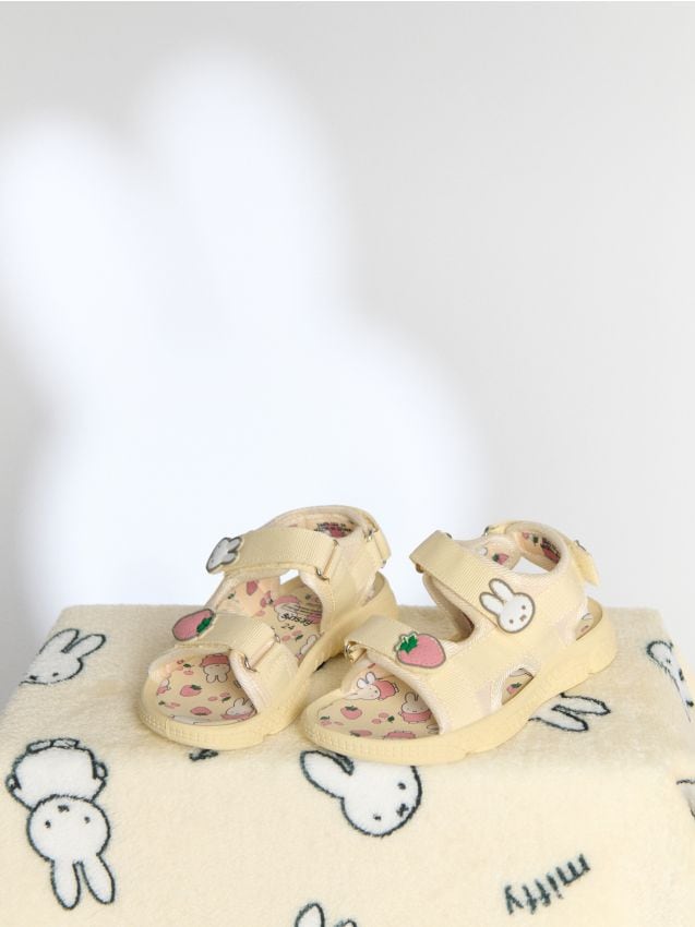 Sinsay - Sandale cu prindere cu velcro și aplicații 3D Miffy - galben-deschis