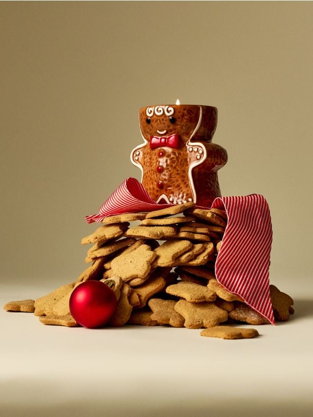 Sinsay - Božićna mirisna svijeća u obliku medenjaka Gingerbread Cookies