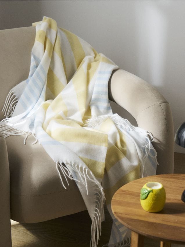 Sinsay - Pătură în dungi cu franjuri - crem