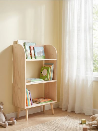 Samostojeća polica s tri nivoa na nožicama