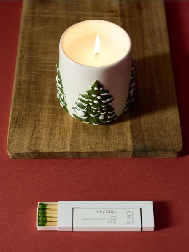 Sinsay - Božićna mirisna svijeća s uzorkom borova Pine Tree