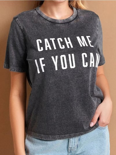 Kulutatud efektiga T-särk