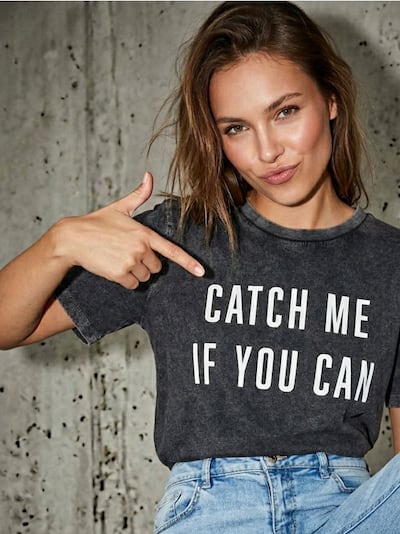 Kulutatud efektiga T-särk