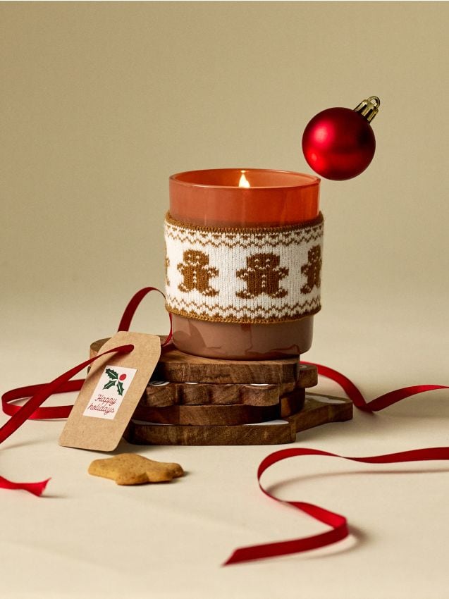 Sinsay - Lumânare parfumată de Crăciun cu husă cu oameni de turtă dulce Gingerbread Cookies - bej