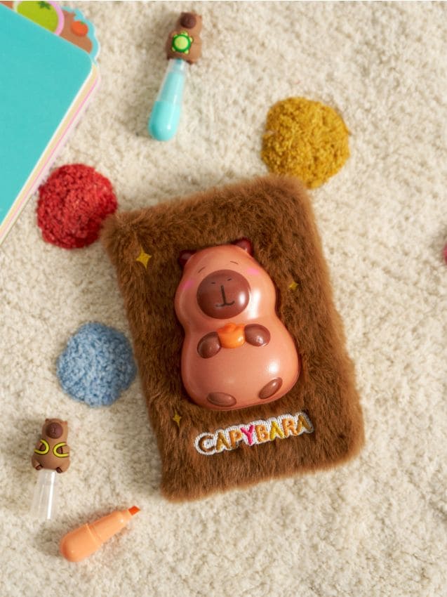 Sinsay - Caiet plușat cu motiv capibara - multicolor