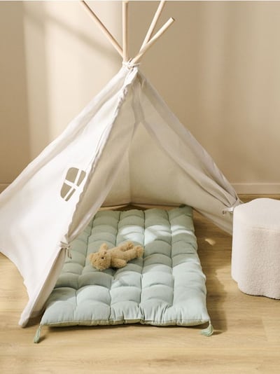 Prošiveni jastuk za prozorsku nišu