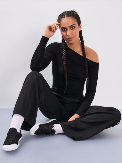 Patike sa ukrasnim šavovima