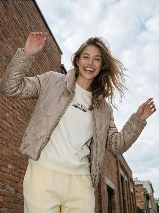 Sinsay - Geacă matlasată cu guler înalt - bej