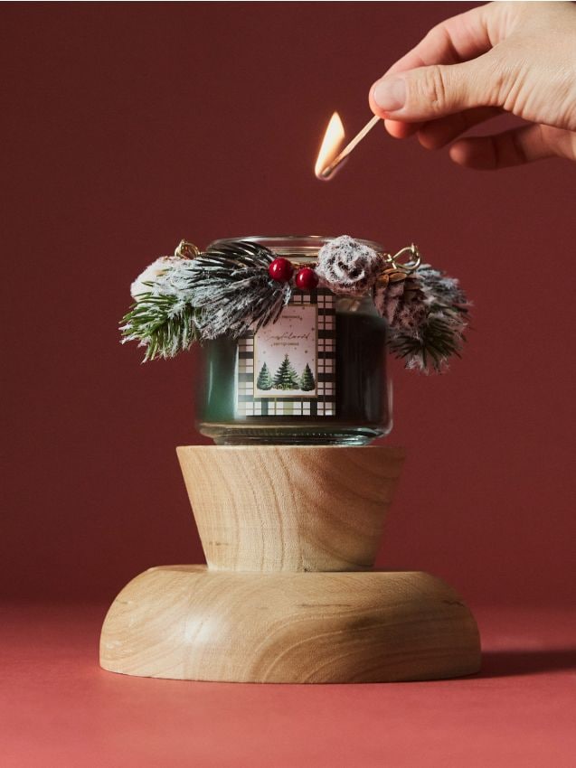 Sinsay - Lumânare parfumată de Crăciun cu crenguțe decorative Sandalwood - verde