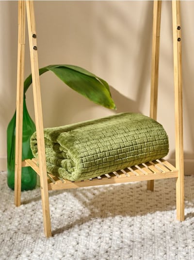 Puszysty koc w geometryczny wzór