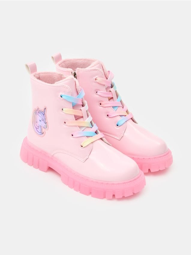 Sinsay - Botine căptușite din piele artificială lăcuită cu aplicație holografică cu unicorn - roz-pastel