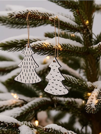 Kalėdinės dekoracijos eglučių formos 2 vnt. rinkinys