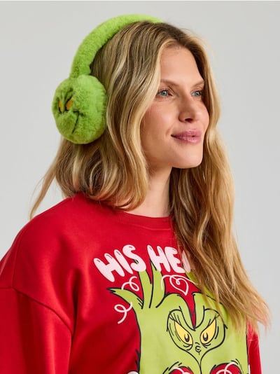 Пухкави наушници с бродерия Grinch