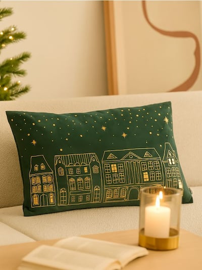 Різдвяна подушка із золотим принтом будиночків