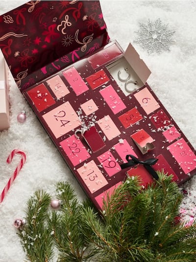 Kalendarz adwentowy z biżuterią i akcesoriami do włosów