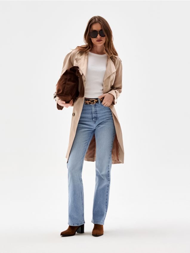 Trencz z ozdobnymi guzikami