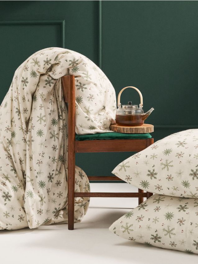 Sinsay - Vianočný kompletný set posteľnej bielizne s motívom snehových vločiek - krémová