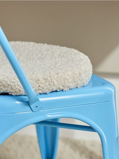 Pernă cu blană sintetică