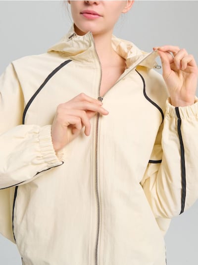 Куртка-бомбер з капюшоном і контрастною окантовкою