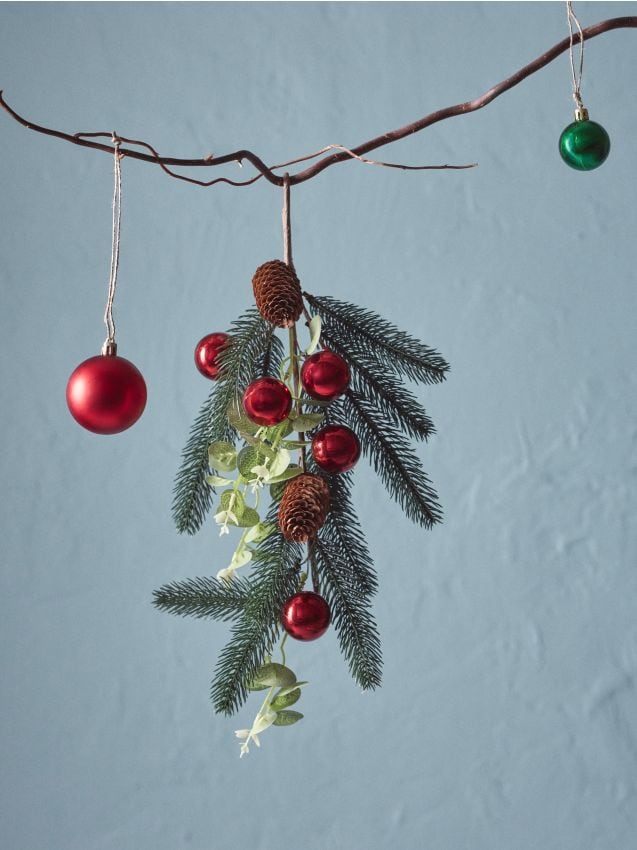 Sinsay - Crenguță decorativă de Crăciun cu globuri și conuri - roșu