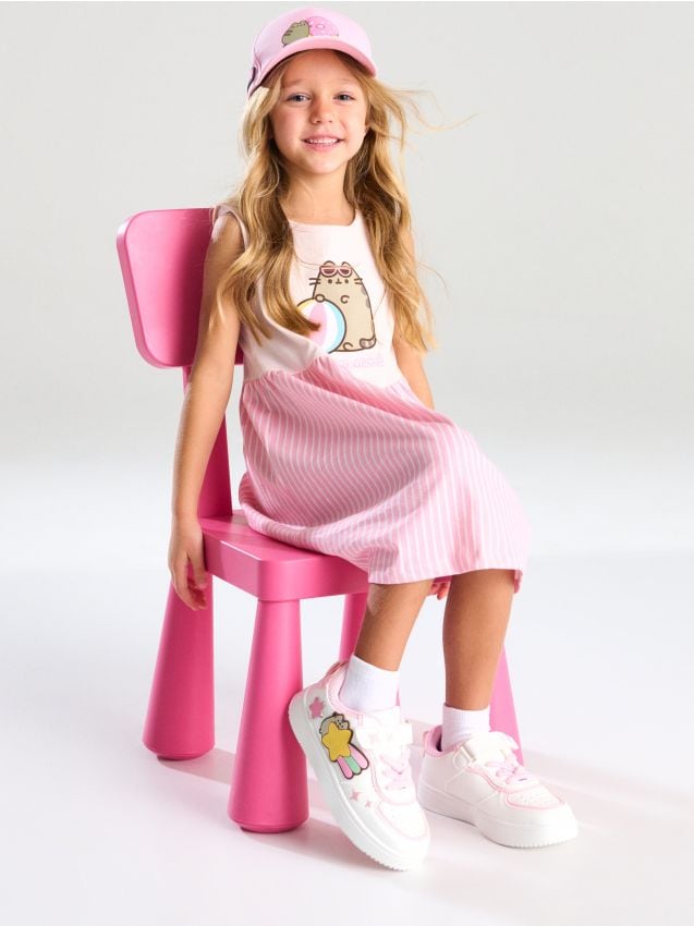 Sinsay - Sneakers cu aplicație 3D Pusheen the Cat - alb