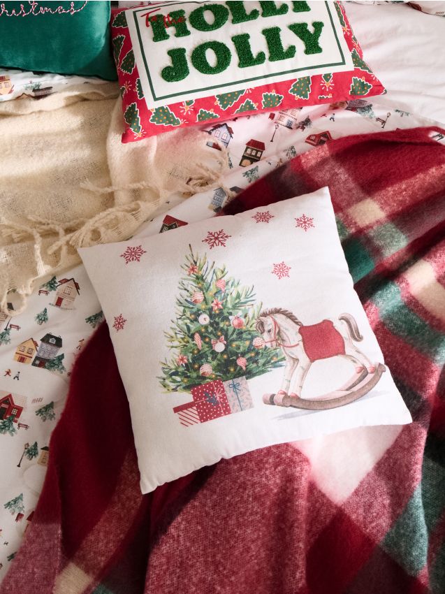 Sinsay - Vianočný dekoratívny vankúš s motívom vianočného stromčeka a hojdacieho koníka - viacfarebná