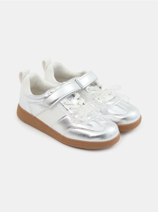 Sinsay - Teniși cu branț cu adaos de piele naturală, cu dantelă decorativă și mărgele - argintiu