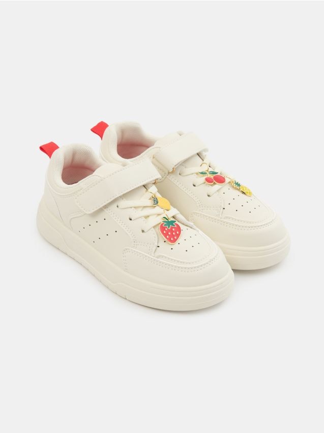 Sinsay - Sneakers cu închidere cu velcro și brelocuri cu fructe - crem