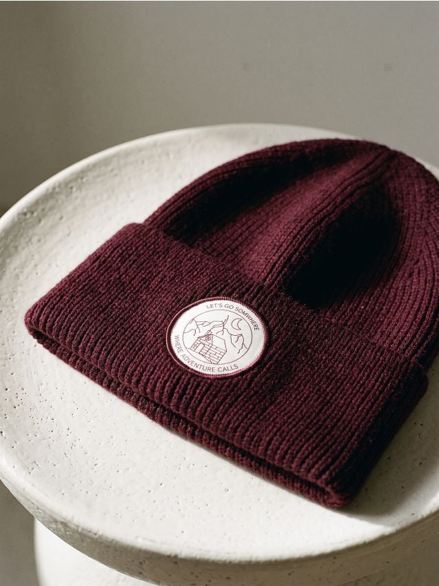 Sinsay - Căciulă beanie striată cu aplicație - bordo