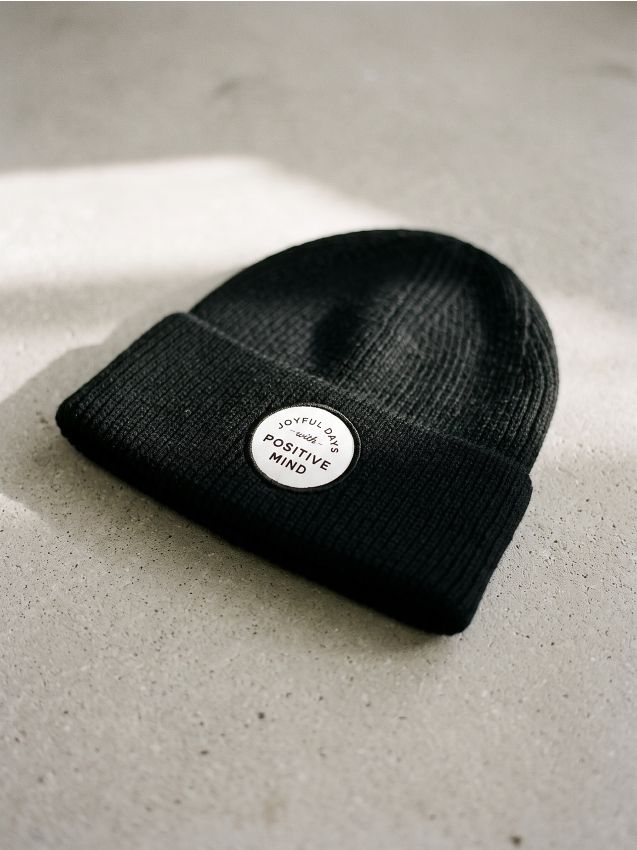 Sinsay - Căciulă beanie striată cu aplicație - negru