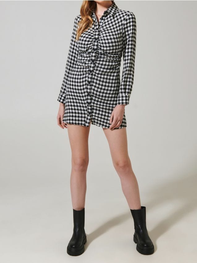 Koszulowa sukienka mini z marszczeniem z przodu i długim rękawem - SINSAY