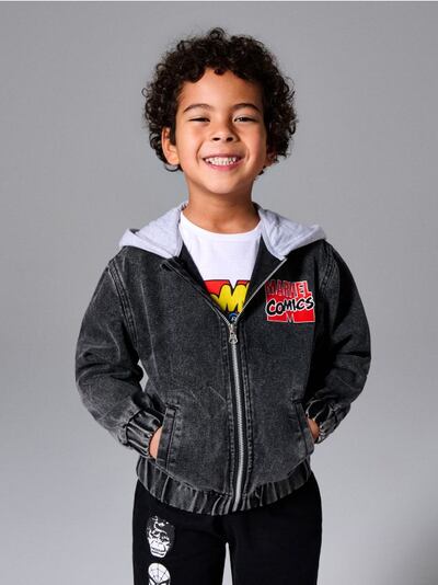 Jeansjacke mit Sweatkapuze und Rückendruck Marvel