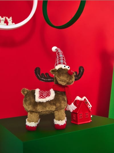 Dekoracyjny renifer w świątecznym ubranku