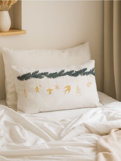 Božićni dekorativni jastuk s motivom grančice i zlatnih ukrasa