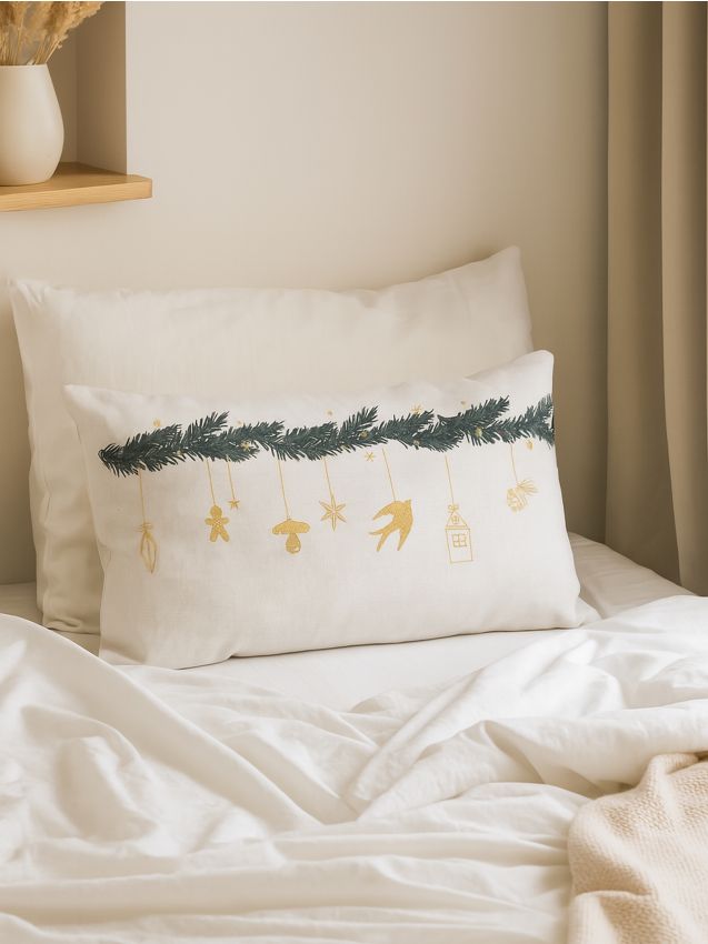Sinsay - Pernă decorativă de Crăciun cu motiv de ramură și ornamente aurii - multicolor