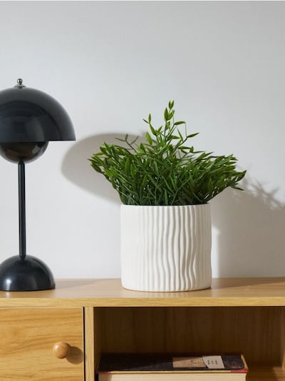 Dekoracyjna doniczka z ryflowaniem