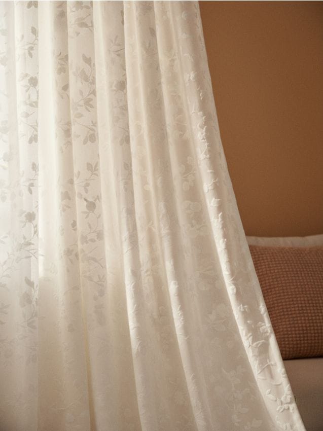 Sinsay - Záves na páske s lisovaným kvetinovým vzorom - biela