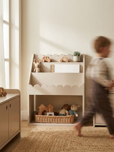 Regał na książki z falowanym brzegiem