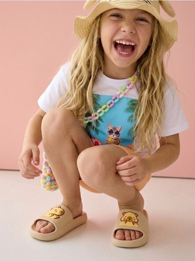 Sinsay - Papuci cu aplicație 3D în formă de capibară - galben-pal