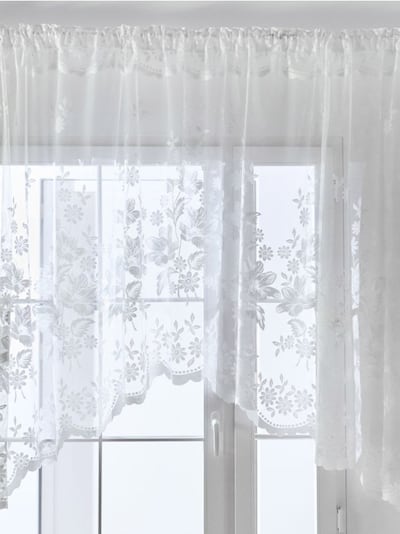 Záclona s květinovým motivem