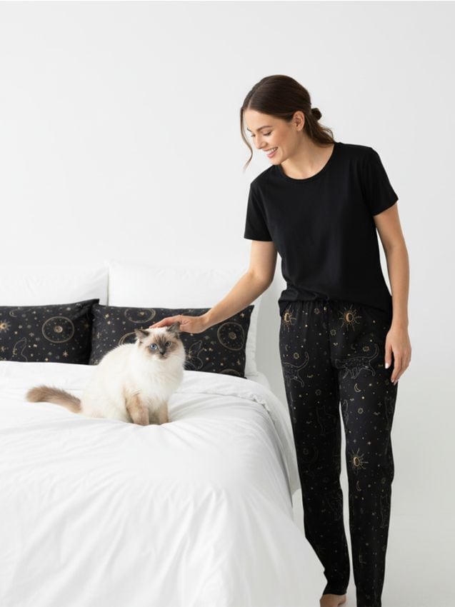 Sinsay - Pantaloni de pijama cu crac larg și motiv cu pisici și stele - negru