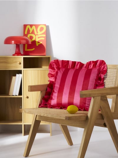 Poszewka na poduszkę w paski z falbanką