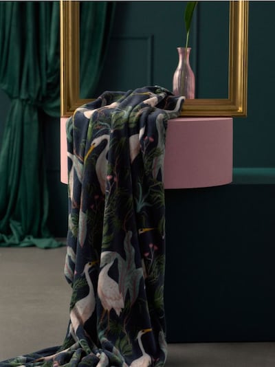 Ćebe s biljnim uzorkom i pticama