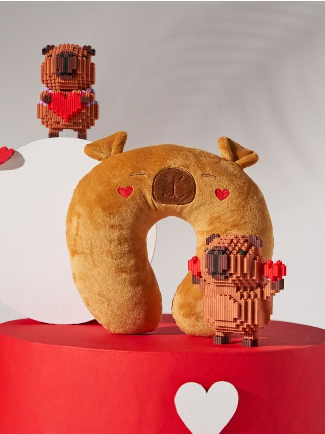 Sinsay - Pernă de călătorie cu motiv de capibară - brun-auriu