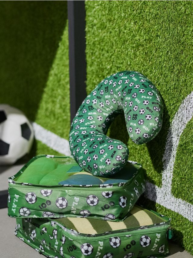 Sinsay - Pernă de călătorie cu motiv fotbalistic - verde